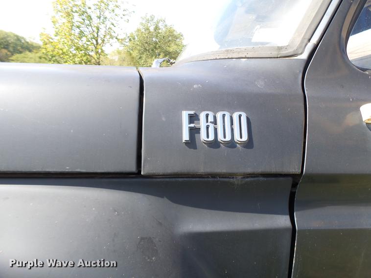 image for item DT9982 1976 Ford F600 flatbed truck