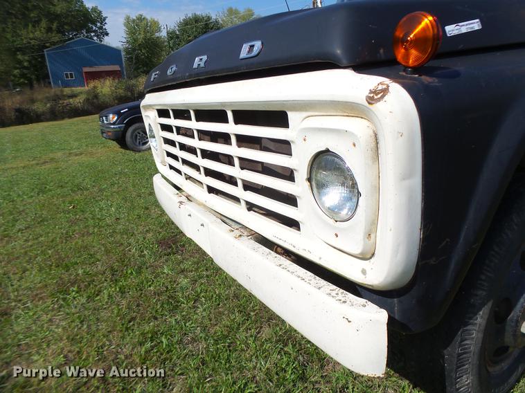 image for item DT9982 1976 Ford F600 flatbed truck