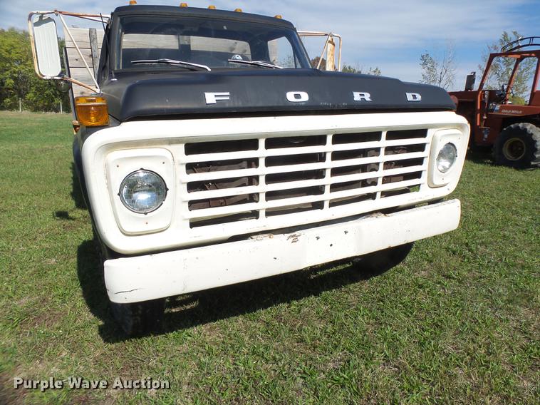 image for item DT9982 1976 Ford F600 flatbed truck