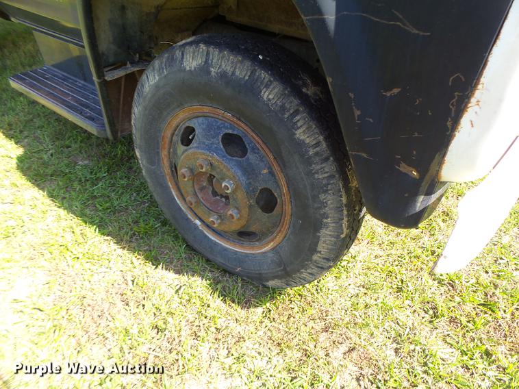 image for item DT9982 1976 Ford F600 flatbed truck