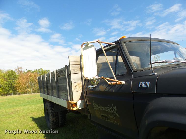 image for item DT9982 1976 Ford F600 flatbed truck