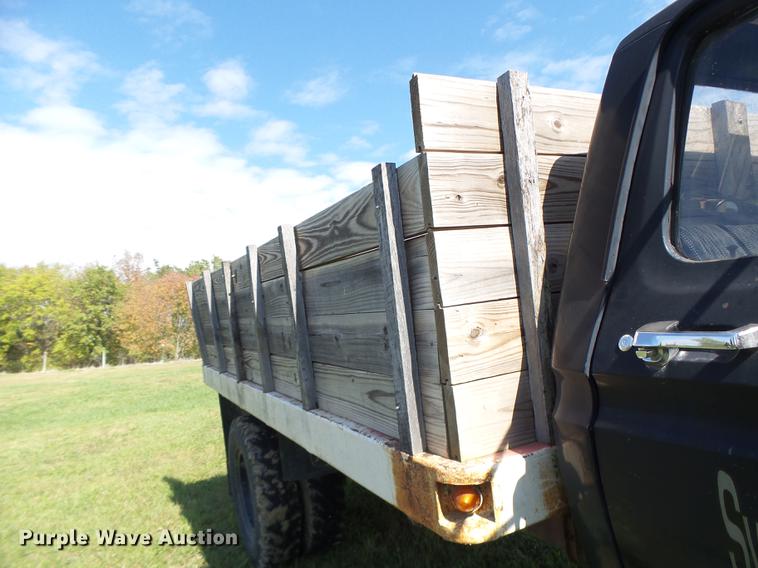 image for item DT9982 1976 Ford F600 flatbed truck