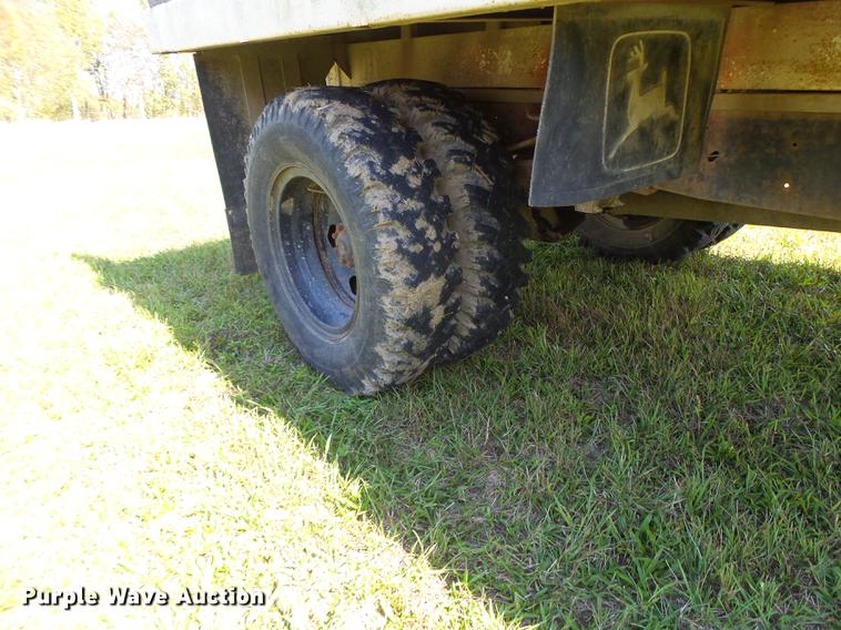 image for item DT9982 1976 Ford F600 flatbed truck