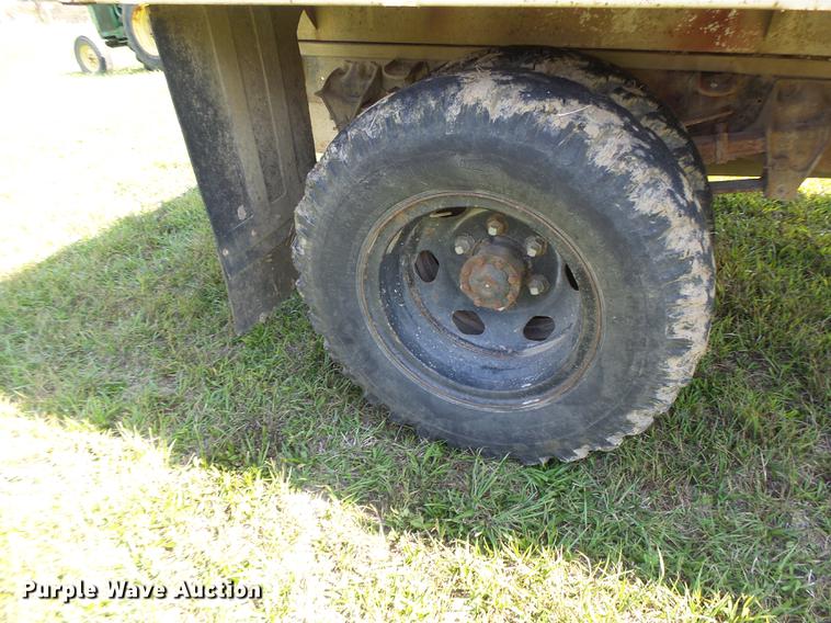 image for item DT9982 1976 Ford F600 flatbed truck