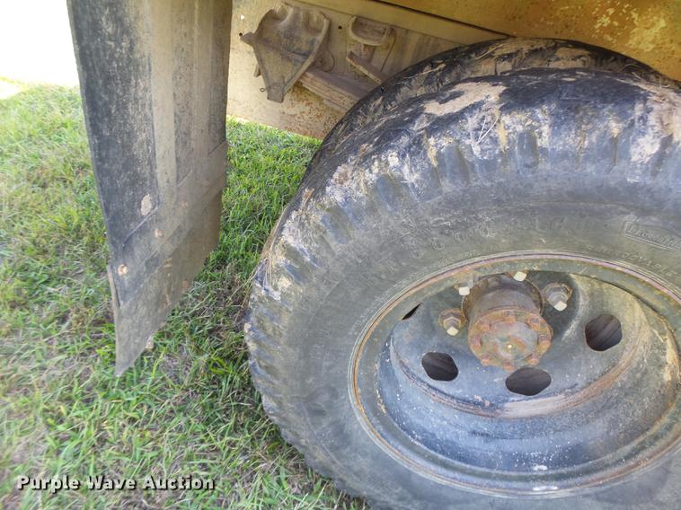 image for item DT9982 1976 Ford F600 flatbed truck