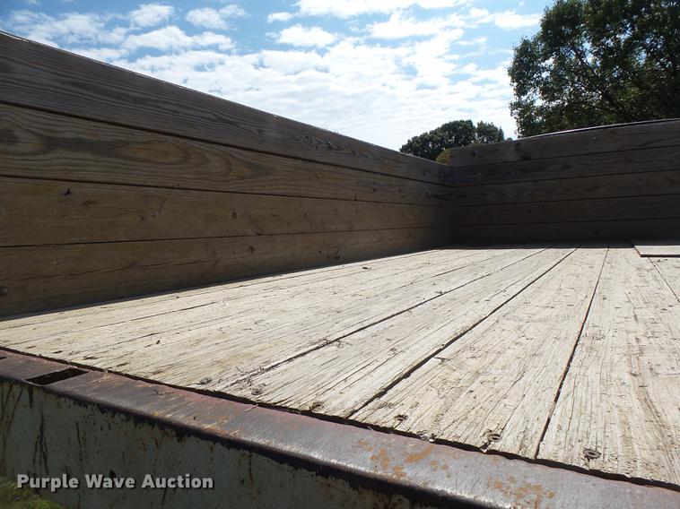 image for item DT9982 1976 Ford F600 flatbed truck