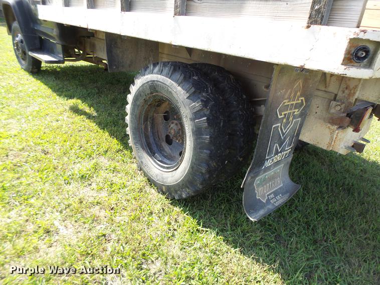 image for item DT9982 1976 Ford F600 flatbed truck