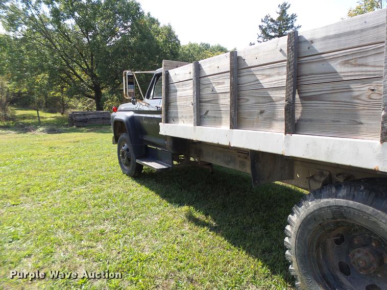 image for item DT9982 1976 Ford F600 flatbed truck