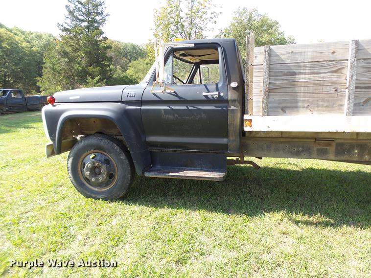 image for item DT9982 1976 Ford F600 flatbed truck