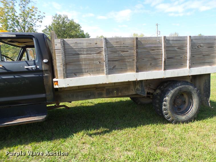 image for item DT9982 1976 Ford F600 flatbed truck