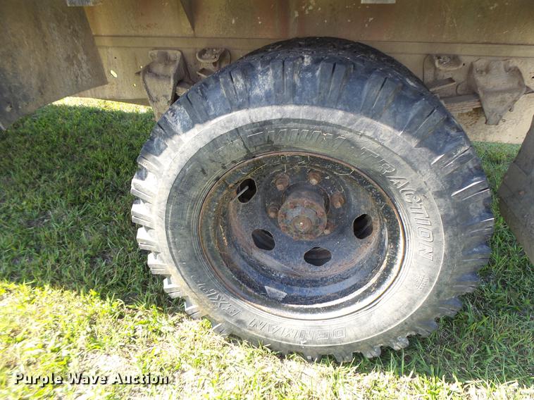 image for item DT9982 1976 Ford F600 flatbed truck