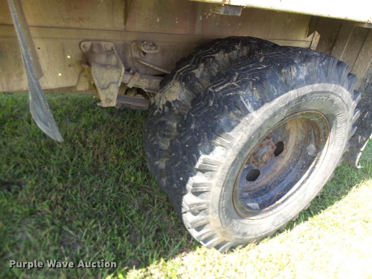 image for item DT9982 1976 Ford F600 flatbed truck