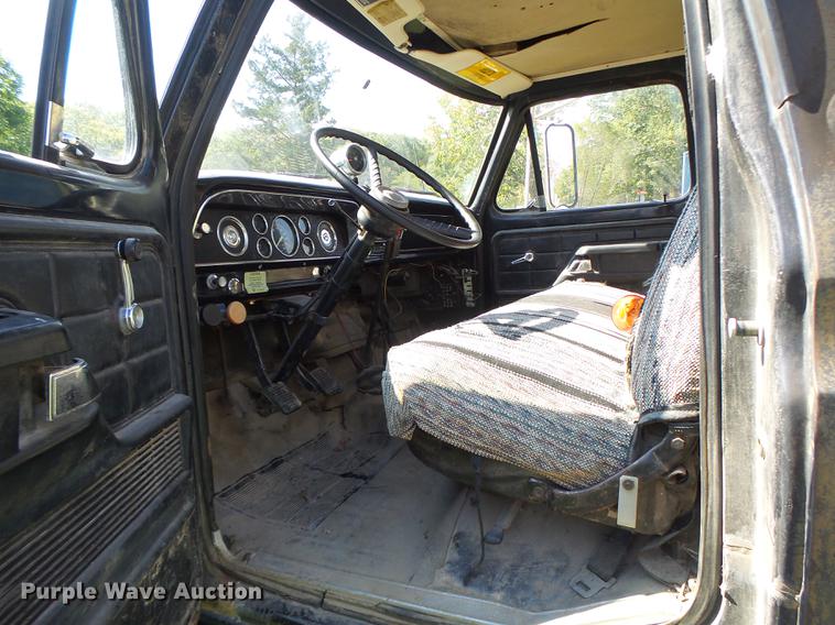 image for item DT9982 1976 Ford F600 flatbed truck