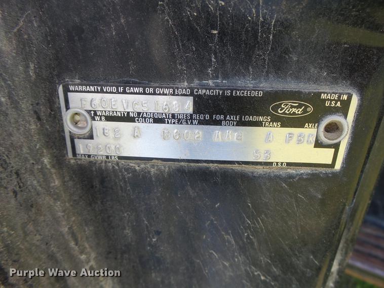 image for item DT9982 1976 Ford F600 flatbed truck