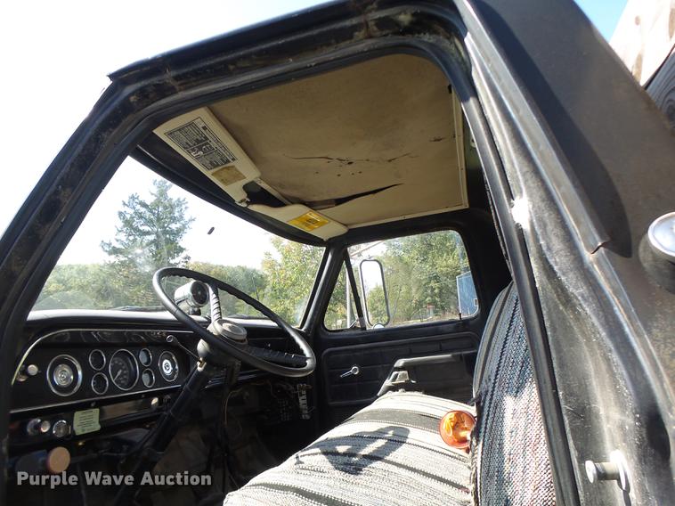 image for item DT9982 1976 Ford F600 flatbed truck