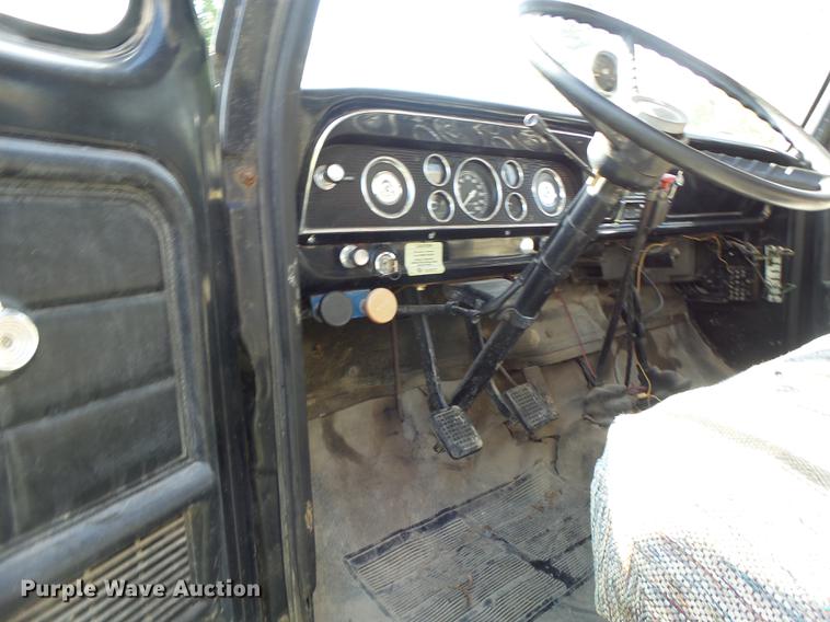 image for item DT9982 1976 Ford F600 flatbed truck