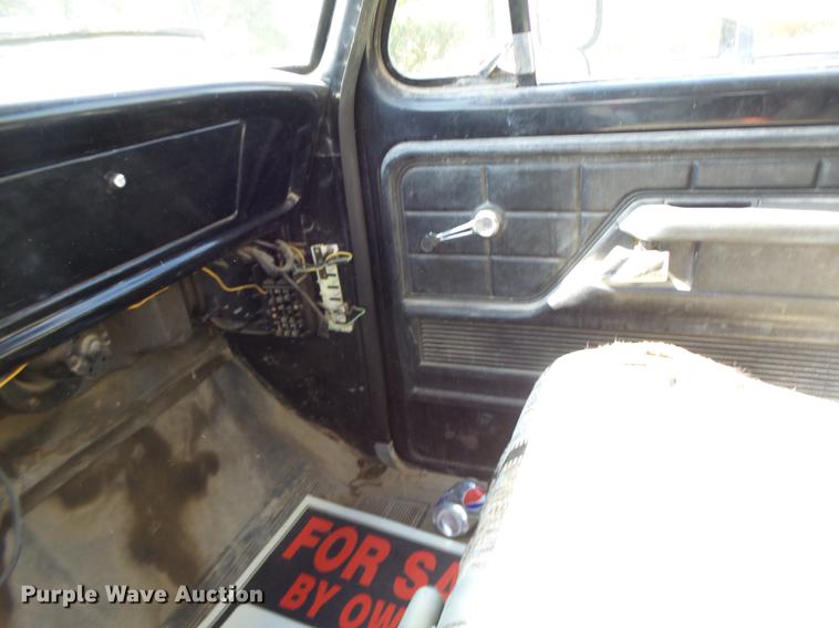 image for item DT9982 1976 Ford F600 flatbed truck