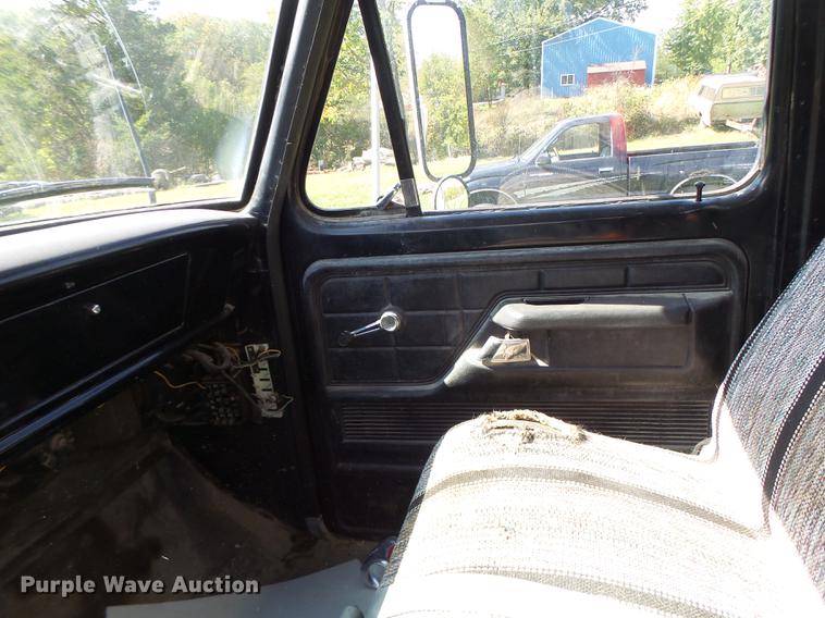 image for item DT9982 1976 Ford F600 flatbed truck