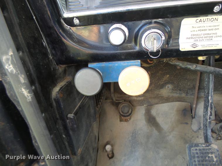 image for item DT9982 1976 Ford F600 flatbed truck