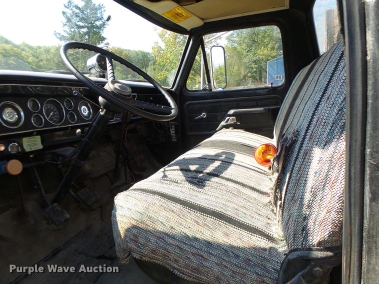 image for item DT9982 1976 Ford F600 flatbed truck