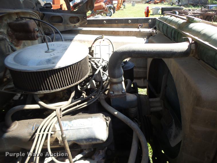 image for item DT9982 1976 Ford F600 flatbed truck