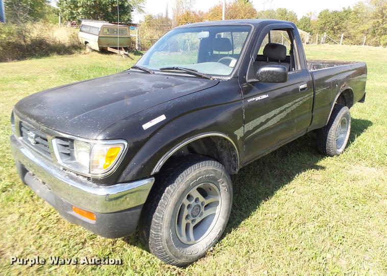 image for item DT9983 1995 Toyota Tacoma pickup truck