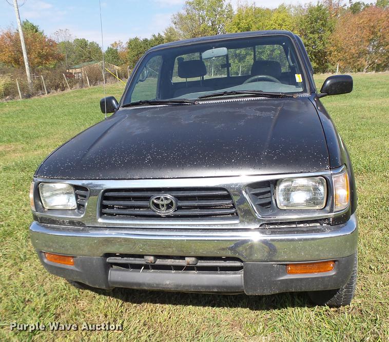 image for item DT9983 1995 Toyota Tacoma pickup truck