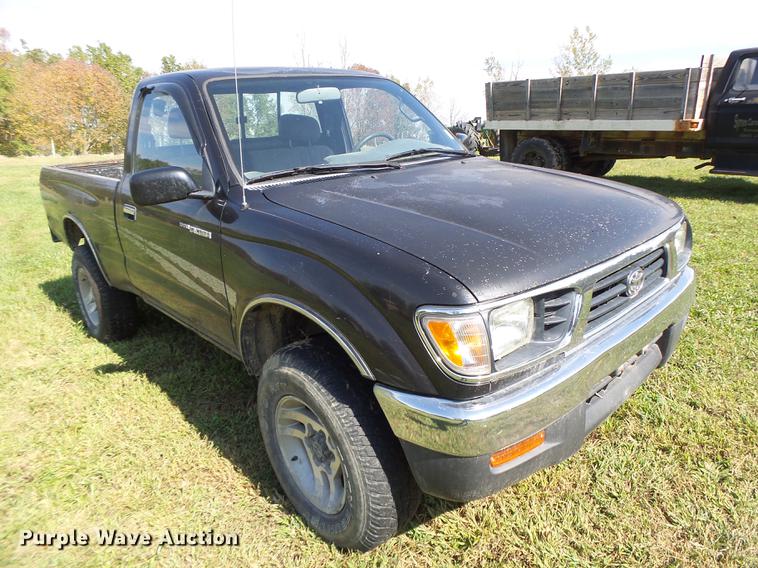 image for item DT9983 1995 Toyota Tacoma pickup truck