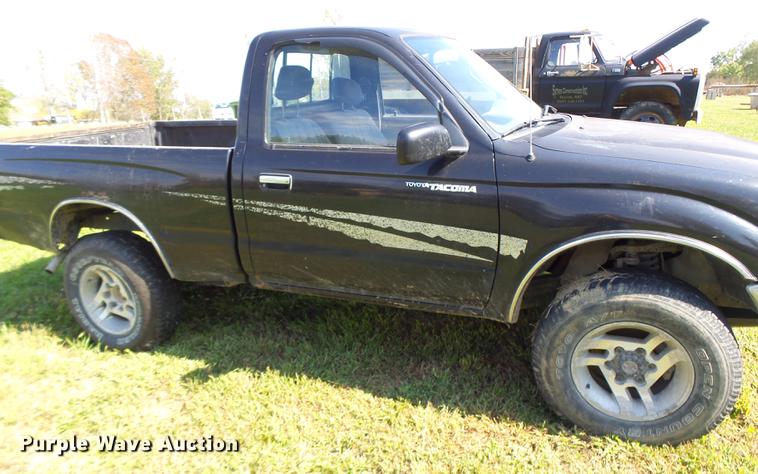 image for item DT9983 1995 Toyota Tacoma pickup truck