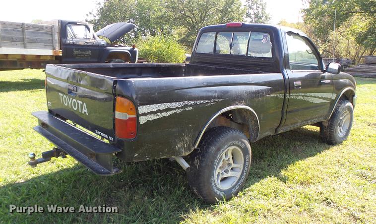image for item DT9983 1995 Toyota Tacoma pickup truck