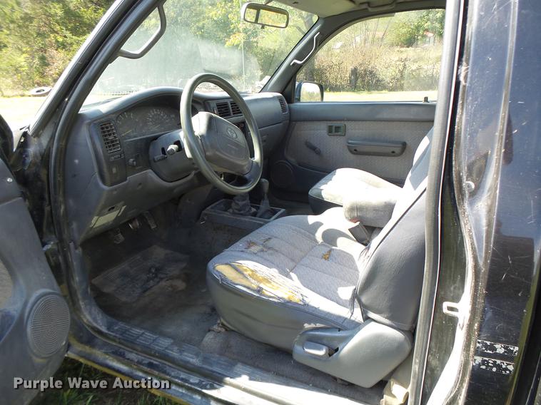 image for item DT9983 1995 Toyota Tacoma pickup truck