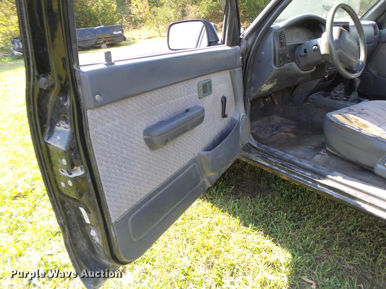 image for item DT9983 1995 Toyota Tacoma pickup truck