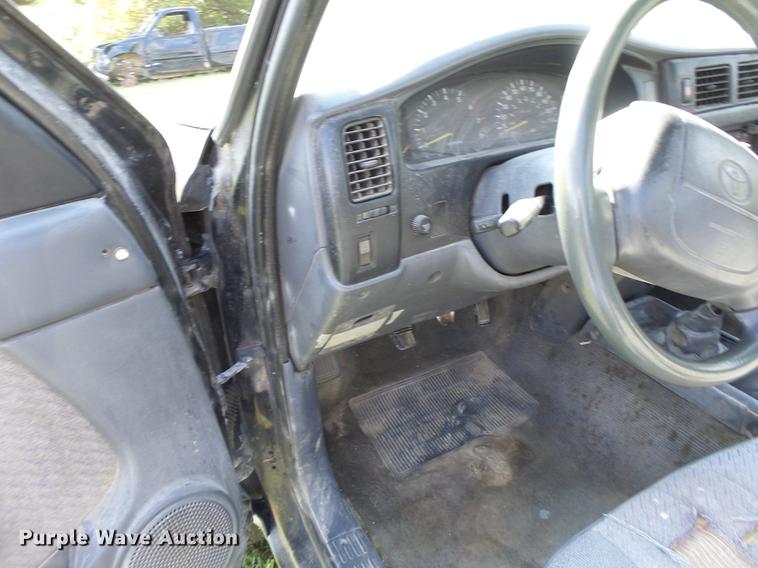 image for item DT9983 1995 Toyota Tacoma pickup truck