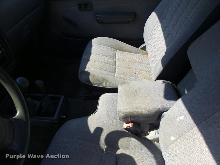 image for item DT9983 1995 Toyota Tacoma pickup truck