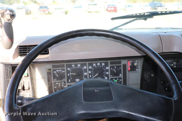 image for item ED9578 1996 International 4700 digger derrick truck