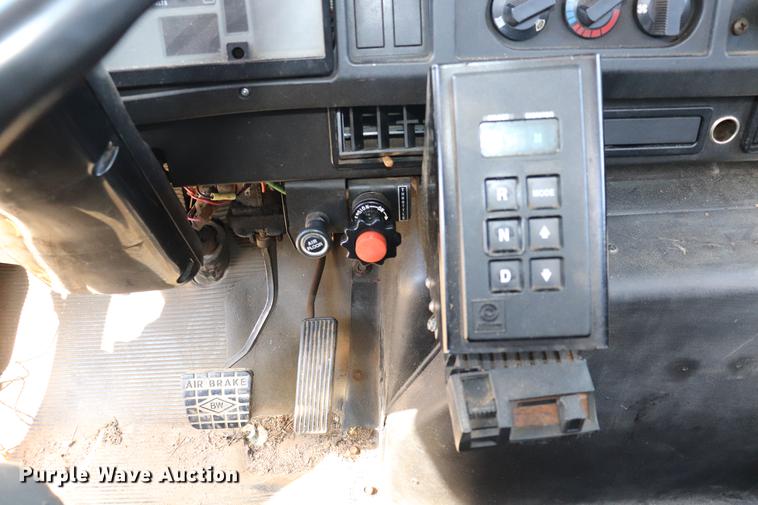 image for item ED9578 1996 International 4700 digger derrick truck