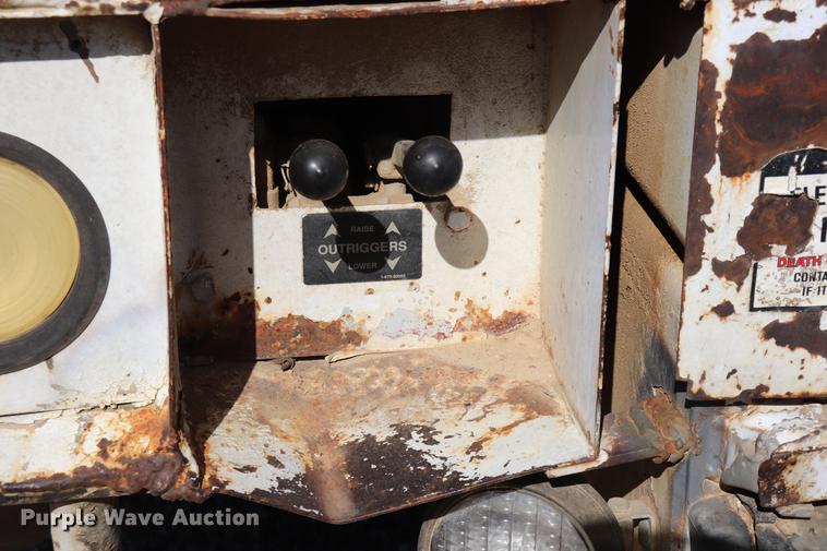 image for item ED9578 1996 International 4700 digger derrick truck