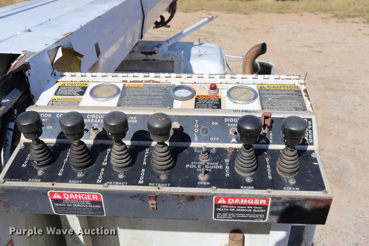 image for item ED9578 1996 International 4700 digger derrick truck