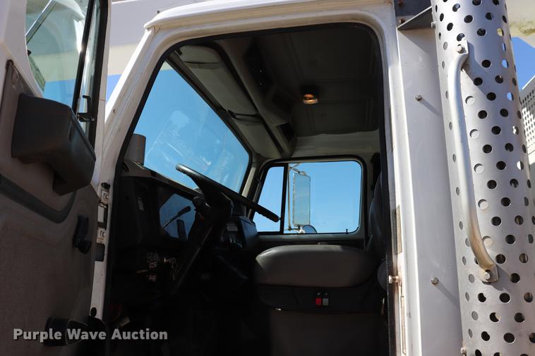 image for item ED9580 2001 International 4800 bucket truck