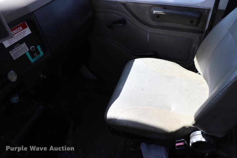 image for item ED9580 2001 International 4800 bucket truck