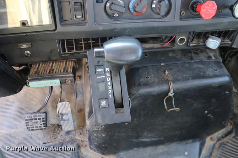 image for item ED9580 2001 International 4800 bucket truck