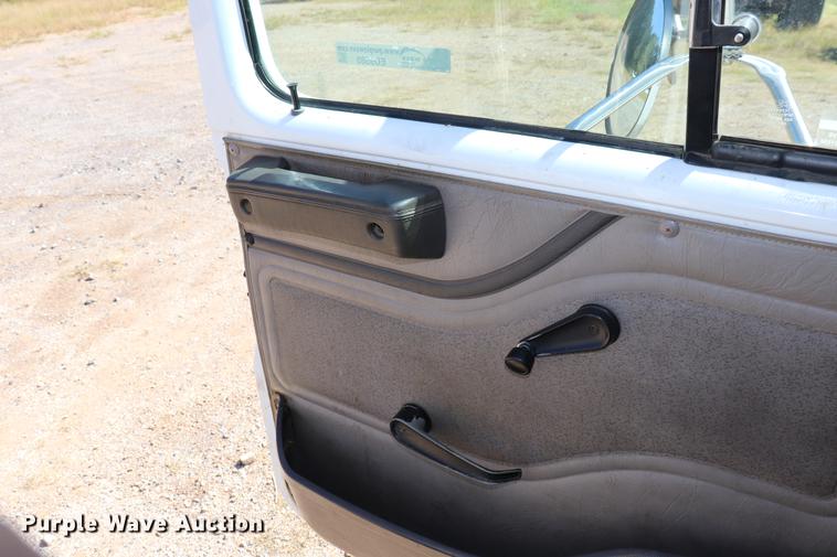 image for item ED9580 2001 International 4800 bucket truck