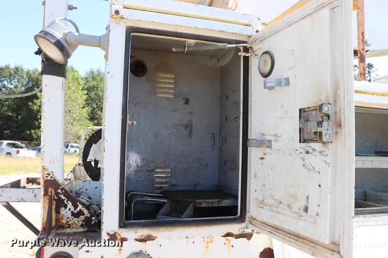 image for item ED9580 2001 International 4800 bucket truck