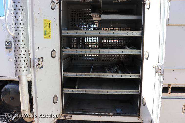 image for item ED9580 2001 International 4800 bucket truck