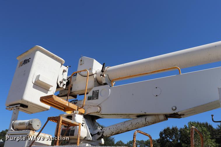 image for item ED9580 2001 International 4800 bucket truck