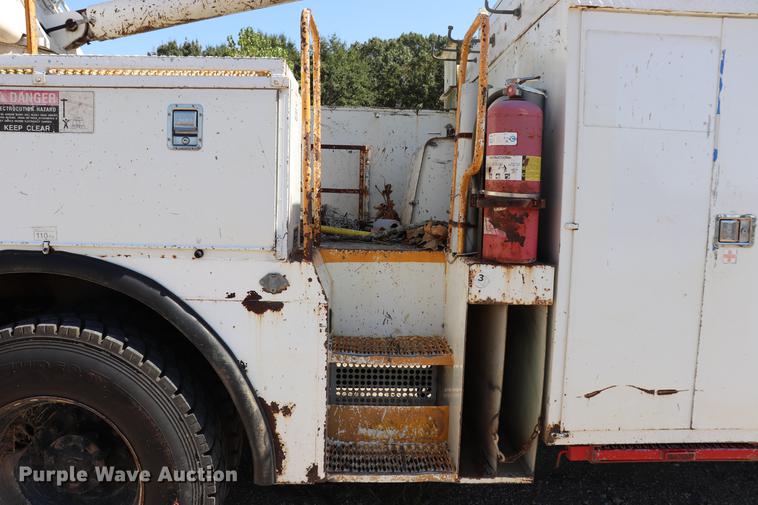 image for item ED9580 2001 International 4800 bucket truck