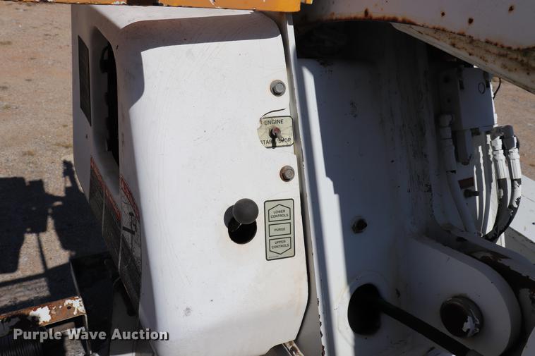 image for item ED9580 2001 International 4800 bucket truck