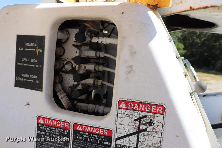 image for item ED9580 2001 International 4800 bucket truck