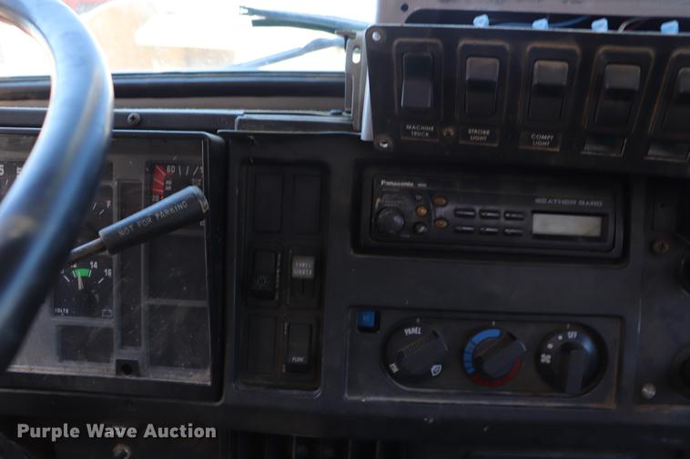 image for item ED9581 2000 International 4900 bucket truck