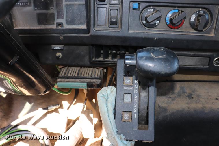 image for item ED9581 2000 International 4900 bucket truck